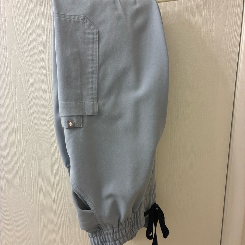 FIGS Dusty blue scrub set Catarina Top + Relaxed Jogger Pants; Size medium - Picture 4 of 6